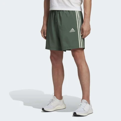 BERMUDA AEROREADY ESSENTIALS CHELSEA 3-STRIPES ADIDAS MARCULINA - Verde musgo BERMUDA AEROREADY ESSENTIALS CHELSEA 3-STRIPES ADIDAS MARCULINA - Verde musgo