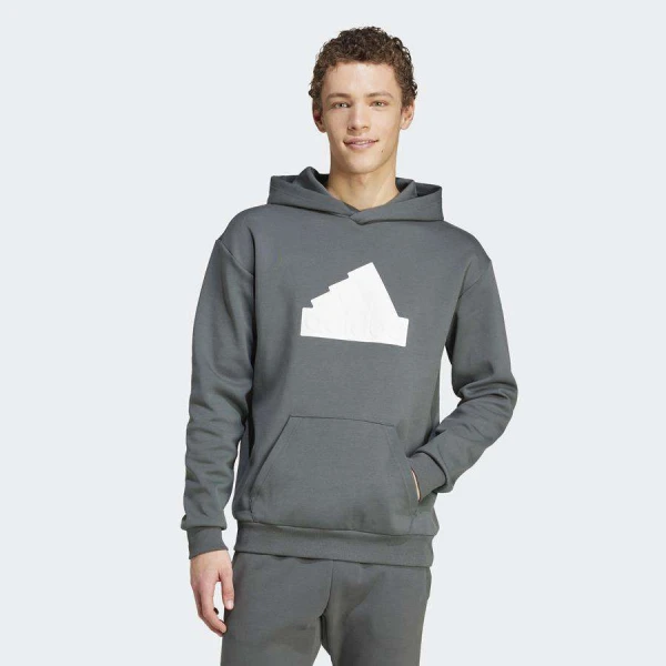 BLUSÃO ADIDAS MOLETOM CAPUZ FUTURE ICONS BADGE OF SPORT MASCULINO - Chumbo BLUSÃO ADIDAS MOLETOM CAPUZ FUTURE ICONS BADGE OF SPORT MASCULINO - Chumbo