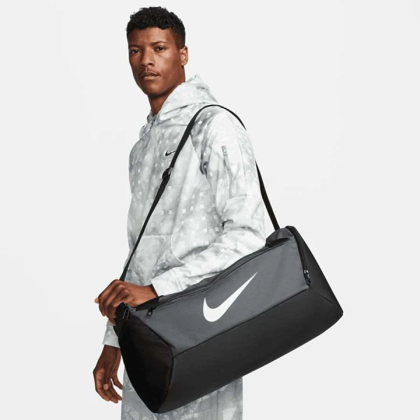 BOLSA NIKE BRASILIA S DUFF 9.5 (41L) UNISSEX - Chumbo/preto