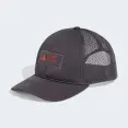 BONÉ ADIDAS AUDI REVOLUT TRUCKER F1 TEAM - Grafite BONÉ ADIDAS AUDI REVOLUT TRUCKER F1 TEAM - Grafite