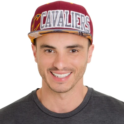 BONÉ ADIDAS FLAT CLEVELAND CAVALIERS - Bordo/grafite BONÉ ADIDAS FLAT CLEVELAND CAVALIERS - Bordo/grafite