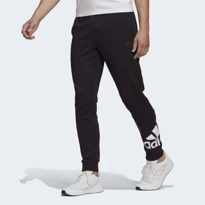 CALÇA ADIDAS MOLETOM BARRA AFUNILADA ESSENTIALS LOGO MASCULINA - Preto CALÇA ADIDAS MOLETOM BARRA AFUNILADA ESSENTIALS LOGO MASCULINA - Preto
