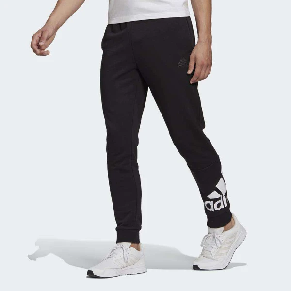 CALÇA ADIDAS MOLETOM BARRA AFUNILADA ESSENTIALS LOGO MASCULINA - Preto CALÇA ADIDAS MOLETOM BARRA AFUNILADA ESSENTIALS LOGO MASCULINA - Preto
