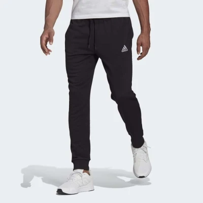 CALÇA MOLETON ADIDAS BARRA AFUNILADA ESSENTIALS MASCULINA - Preto CALÇA MOLETON ADIDAS BARRA AFUNILADA ESSENTIALS MASCULINA - Preto