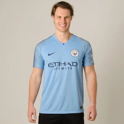 CAMISA NIKE MANCHESTER CITY OFICIAL 1 2018/19 SEM NÚMERO - Azul celeste CAMISA NIKE MANCHESTER CITY OFICIAL 1 2018/19 SEM NÚMERO - Azul celeste