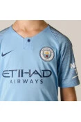 CAMISA NIKE MANCHESTER CITY OFICIAL 1 2018/19 SEM NÚMERO INFANTIL - Azul celeste CAMISA NIKE MANCHESTER CITY OFICIAL 1 2018/19 SEM NÚMERO INFANTIL - Azul celeste
