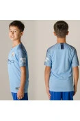 CAMISA NIKE MANCHESTER CITY OFICIAL 1 2018/19 SEM NÚMERO INFANTIL - Azul celeste CAMISA NIKE MANCHESTER CITY OFICIAL 1 2018/19 SEM NÚMERO INFANTIL - Azul celeste