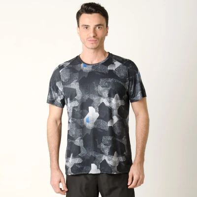 CAMISETA ASICS FUZEX PRINTED SS TEE MASCULINA - Preto/cinza CAMISETA ASICS FUZEX PRINTED SS TEE MASCULINA - Preto/cinza