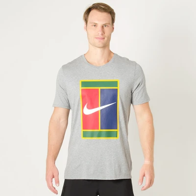 CAMISETA NIKE COURT TEE HERITAGE LOGO MASCULINA - Cinza CAMISETA NIKE COURT TEE HERITAGE LOGO MASCULINA - Cinza