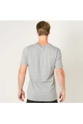 CAMISETA NIKE COURT TEE HERITAGE LOGO MASCULINA - Cinza CAMISETA NIKE COURT TEE HERITAGE LOGO MASCULINA - Cinza