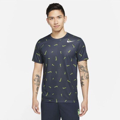 CAMISETA NIKE DRI-FIT AOP ESTAMPADA MASCULINA - Marinho CAMISETA NIKE DRI-FIT AOP ESTAMPADA MASCULINA - Marinho