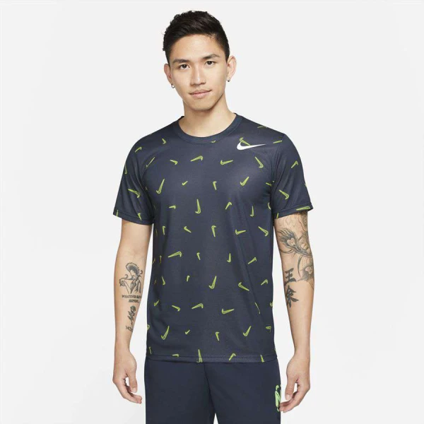 CAMISETA NIKE DRI-FIT AOP ESTAMPADA MASCULINA - Marinho CAMISETA NIKE DRI-FIT AOP ESTAMPADA MASCULINA - Marinho