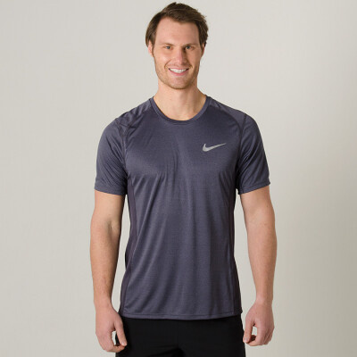 CAMISETA NIKE DRY MILER RUNNING TOP MASCULINA - Chumbo CAMISETA NIKE DRY MILER RUNNING TOP MASCULINA - Chumbo