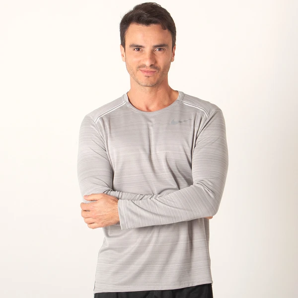 CAMISETA NIKE MILER MANGA LONGA MASCULINA - Cinza CAMISETA NIKE MILER MANGA LONGA MASCULINA - Cinza