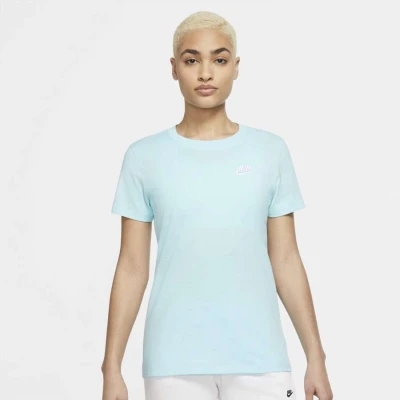 CAMISETA NIKE NSW CLUB TEE FEMININA - Azul celeste CAMISETA NIKE NSW CLUB TEE FEMININA - Azul celeste