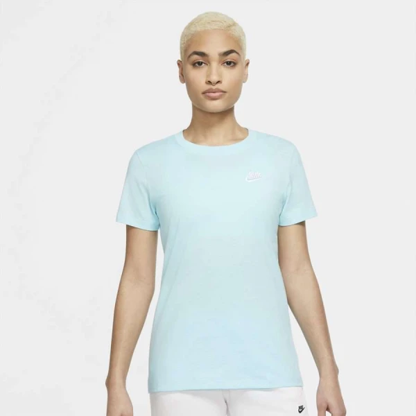 CAMISETA NIKE NSW CLUB TEE FEMININA - Azul celeste