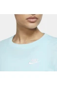 CAMISETA NIKE NSW CLUB TEE FEMININA - Azul celeste