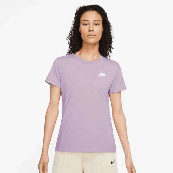 CAMISETA NIKE NSW CLUB TEE FEMININA - Lilas