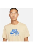 CAMISETA NIKE NSW TEE AF1 HBR MASCULINA - Bege/azul CAMISETA NIKE NSW TEE AF1 HBR MASCULINA - Bege/azul