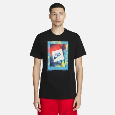 CAMISETA NIKE NSW TEE HEATWAVE PHOTO MASCULINA - Preto CAMISETA NIKE NSW TEE HEATWAVE PHOTO MASCULINA - Preto