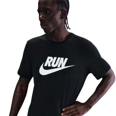 CAMISETA NIKE RUN SWOOSH MASCULINA - Preto CAMISETA NIKE RUN SWOOSH MASCULINA - Preto