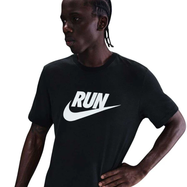 CAMISETA NIKE RUN SWOOSH MASCULINA - Preto CAMISETA NIKE RUN SWOOSH MASCULINA - Preto