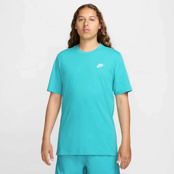 CAMISETA NIKE SPORTSWEAR CLUB MASCULINA - Azul celeste/branco
