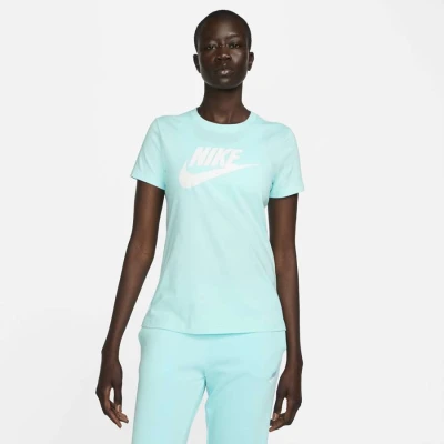 CAMISETA NIKE SPORTSWEAR ESSENTIAL ICON FUTURA FEMININA - Azul celeste CAMISETA NIKE SPORTSWEAR ESSENTIAL ICON FUTURA FEMININA - Azul celeste