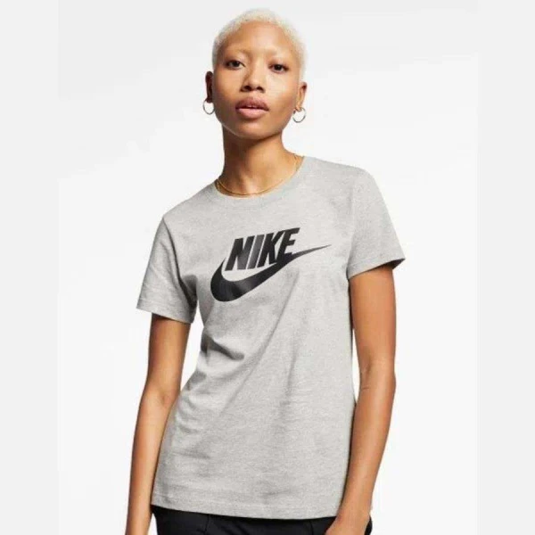 CAMISETA NIKE SPORTSWEAR ESSENTIAL ICON FUTURA FEMININA - Cinza