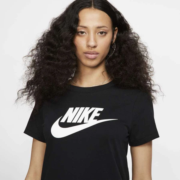 CAMISETA NIKE SPORTSWEAR ESSENTIAL ICON FUTURA FEMININA - Preto CAMISETA NIKE SPORTSWEAR ESSENTIAL ICON FUTURA FEMININA - Preto