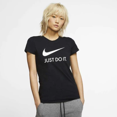 CAMISETA NIKE SPORTSWEAR FEMININA - Preto/branco CAMISETA NIKE SPORTSWEAR FEMININA - Preto/branco