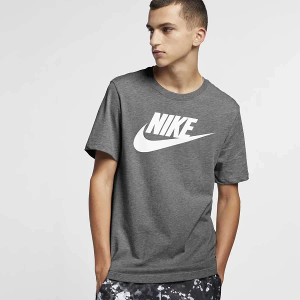 CAMISETA NIKE SPORTSWEAR ICON FUTURA MASCULINA - Chumbo/branco