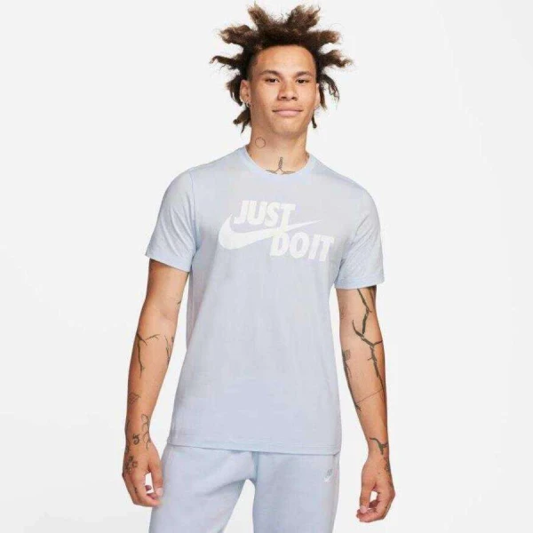 CAMISETA NIKE SPORTSWEAR JUST DO IT MASCULINA - Azul celeste/branco