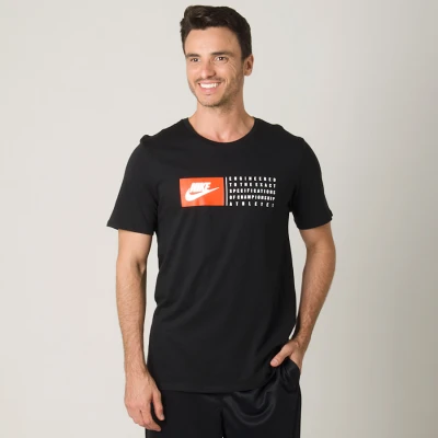 CAMISETA NIKE SPORTSWEAR VERBIAGE 1 MASCULINA - Preto CAMISETA NIKE SPORTSWEAR VERBIAGE 1 MASCULINA - Preto