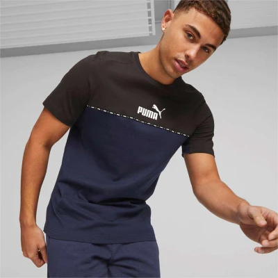 CAMISETA PUMA ESS BLOCK X TAPE TEE MASCULINA - Preto/marinho CAMISETA PUMA ESS BLOCK X TAPE TEE MASCULINA - Preto/marinho