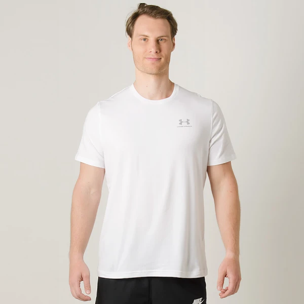 CAMISETA UNDER ARMOUR LEFT CHEST SS MASCULINA - Branco CAMISETA UNDER ARMOUR LEFT CHEST SS MASCULINA - Branco
