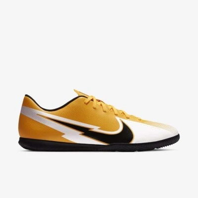 CHUTEIRA FUTSAL NIKE MERCURIAL VAPOR 13 CLUB MASCULINA - Laranja/branco