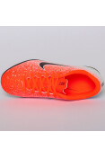CHUTEIRA NIKE MERCURIAL VAPOR 12 CLUB TF INFANTIL - Laranja/branco