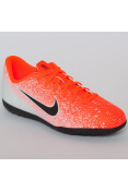 CHUTEIRA NIKE MERCURIAL VAPOR 12 CLUB TF INFANTIL - Laranja/branco