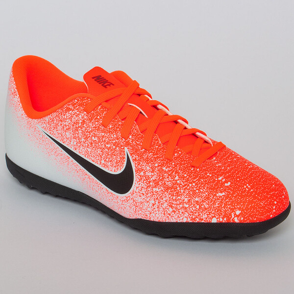 CHUTEIRA NIKE MERCURIAL VAPOR 12 CLUB TF INFANTIL - Laranja/branco