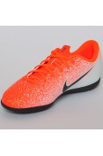 CHUTEIRA NIKE MERCURIAL VAPOR 12 CLUB TF INFANTIL - Laranja/branco