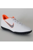 CHUTEIRA NIKE SOCIETY VAPOR 12 CLUB TF - Branco/laranja