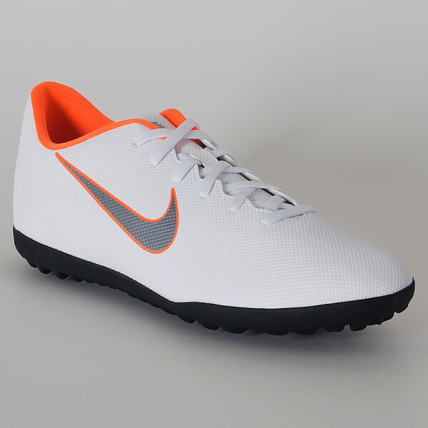 CHUTEIRA NIKE SOCIETY VAPOR 12 CLUB TF - Branco/laranja