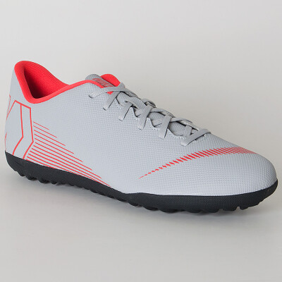 CHUTEIRA NIKE SOCIETY VAPOR 12 CLUB TF - Cinza/vermelho