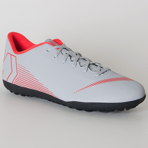 CHUTEIRA NIKE SOCIETY VAPOR 12 CLUB TF - Cinza/vermelho