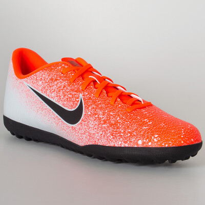 CHUTEIRA NIKE SOCIETY VAPOR 12 CLUB TF - Laranja/branco