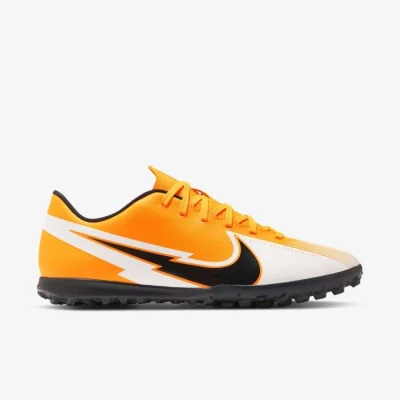 CHUTEIRA SOCIETY NIKE MERCURIAL VAPOR 13 CLUB TF MASCULINA - Laranja/branco