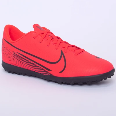 CHUTEIRA SOCIETY NIKE MERCURIAL VAPOR 13 CLUB TF MASCULINA - Vermelho/preto
