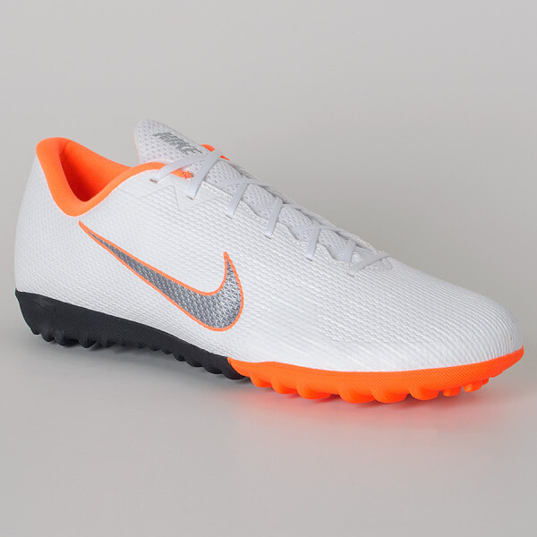 CHUTEIRA SOCIETY NIKE MERCURIALX VAPOR 12 ACADEMY TF - Branco/laranja