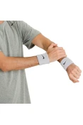 MUNHEQUEIRA NIKE PEQUENA SWOOSH WEISTBAND - Cinza/preto